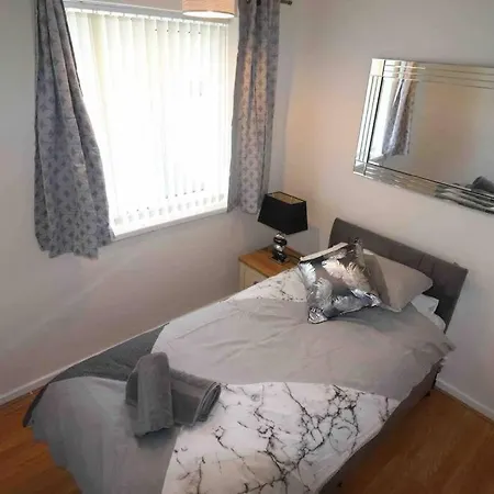 Spacious Three Bedroom House With Off Road Parking