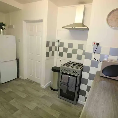 Spacious Three Bedroom House With Off Road Parking Birmingham