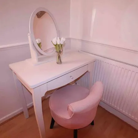 Spacious Three Bedroom House With Off Road Parking Apartment *