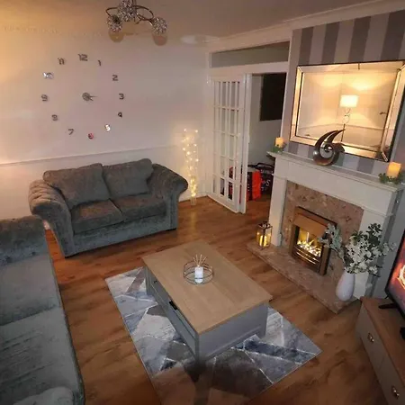 Spacious Three Bedroom House With Off Road Parking * Birmingham